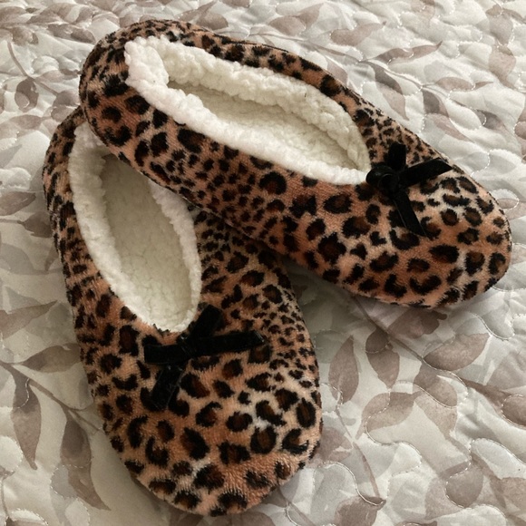 Leopard Print Slippers with Faux Fleece Lining - Picture 2 of 6
